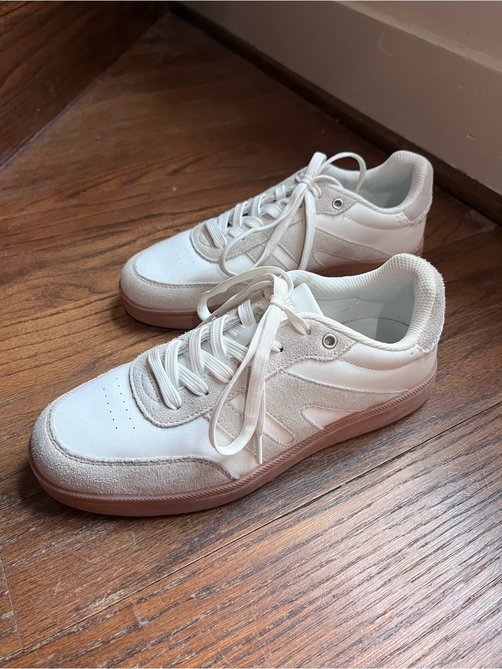 Lucky Step Air Cooled Women’s Sneakers Size 9 White Beige Suede Gum Sole